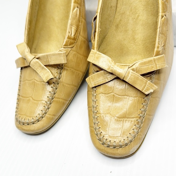 Vintage Stuart Weitzman Embossed Leather Pumps (8) - Picture 3 of 10